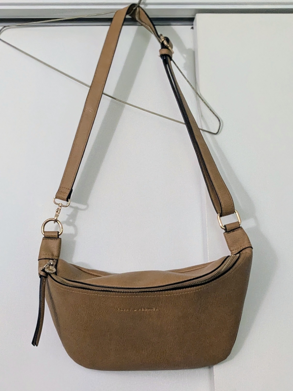 Poppy & Peonies 'The Sidekick' Vegan Leather Sling Bag / Crossbody – Cognac